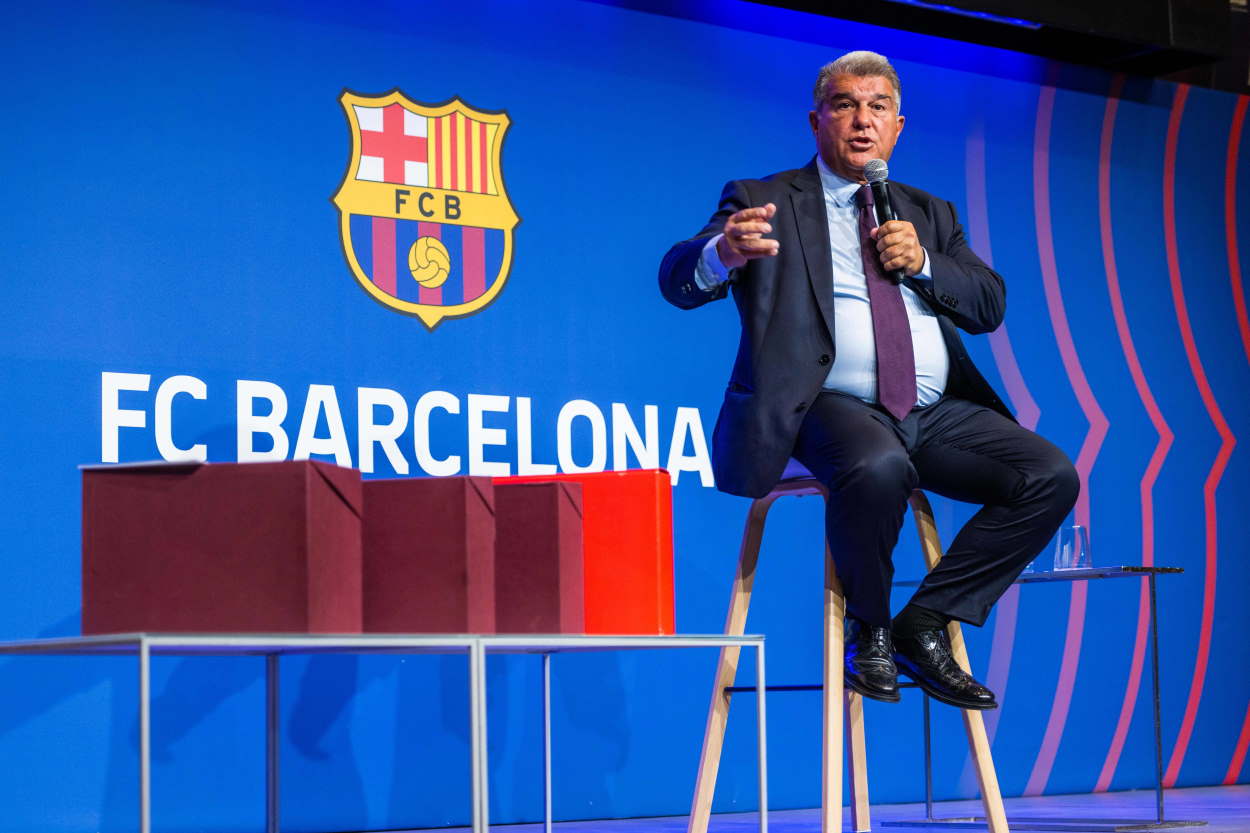 El presidente del FC Barcelona, Joan Laporta, durante la comparecencia por el caso Negreira en el Camp Nou junto a cuatro cajas. EP