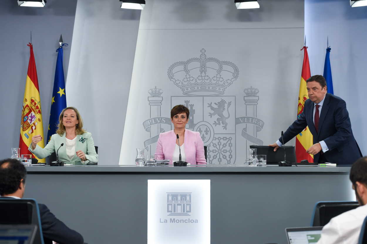 La vicepresidenta primera y ministra de Asuntos Económicos y Transformación Digital del Gobierno de España, Nadia Calviño, la ministra Portavoz, Isabel Rodríguez, y el ministro de Agricultura, Pesca y Alimentación, Luis Planas, tras un Consejo de Ministros centrado en la vivienda y la sequía. EP. 