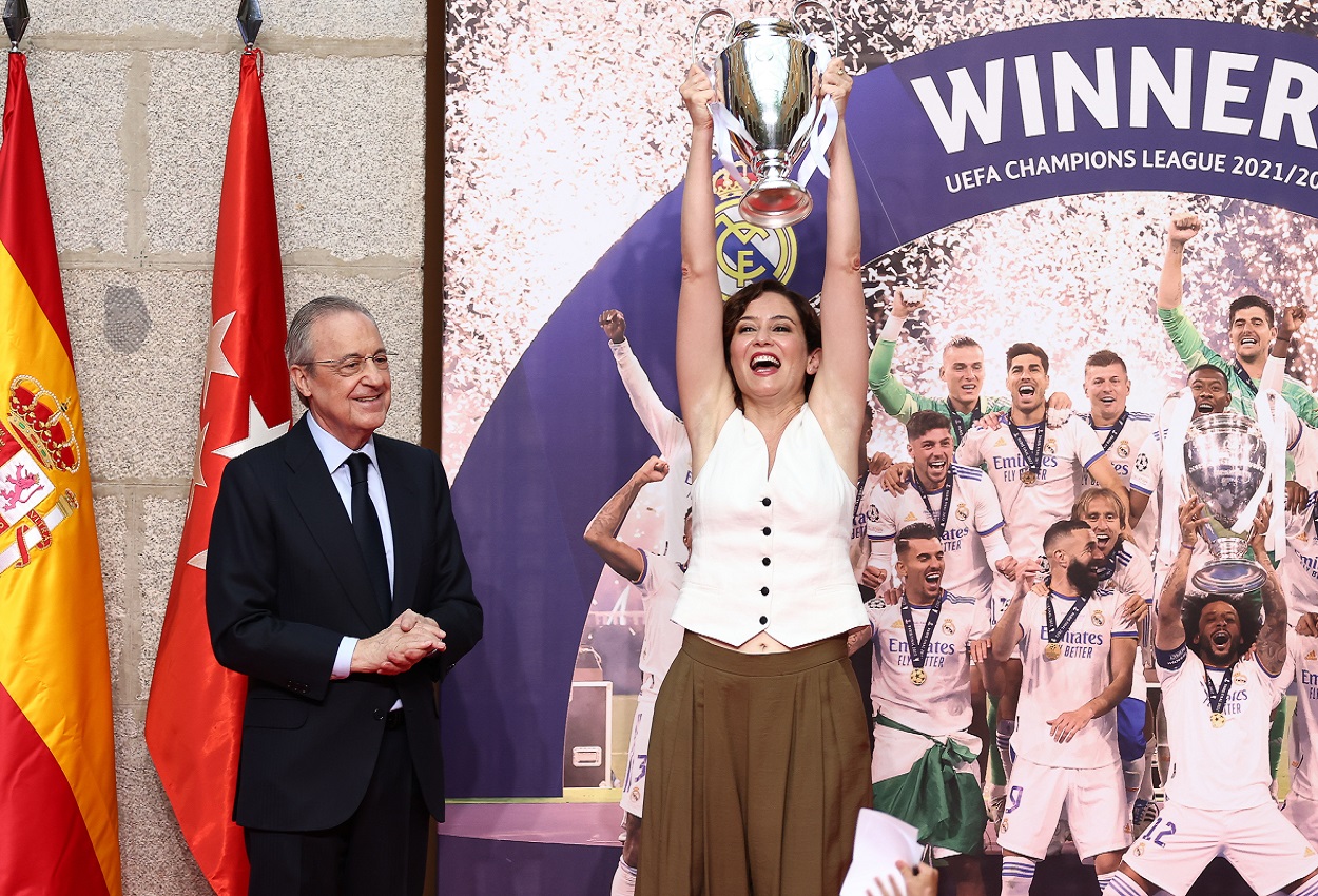 La presidenta del Real Madrid, Isabel Díaz Ayuso, levanta la Champions. EP