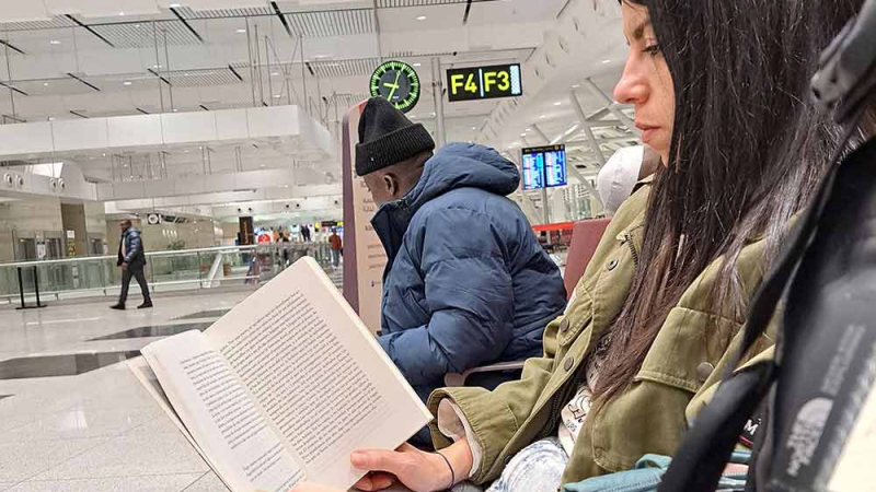 Claudia Pérez Tavares en el aeropuerto de Casablanca rumbo a la Misión Monrovia