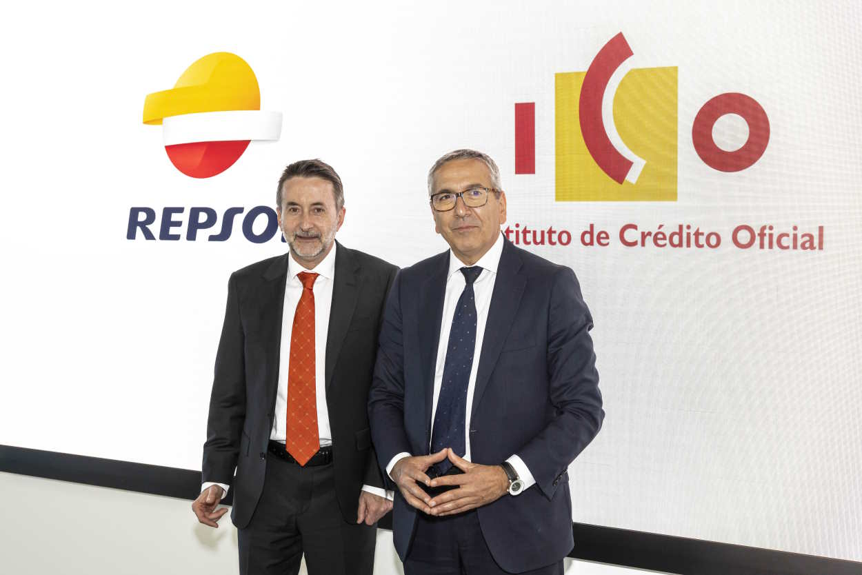 El CEO de Repsol, Josu Jon Imaz, junto con el presidente del ICO, José Carlos García de Quevedo, tras la firma del préstamo