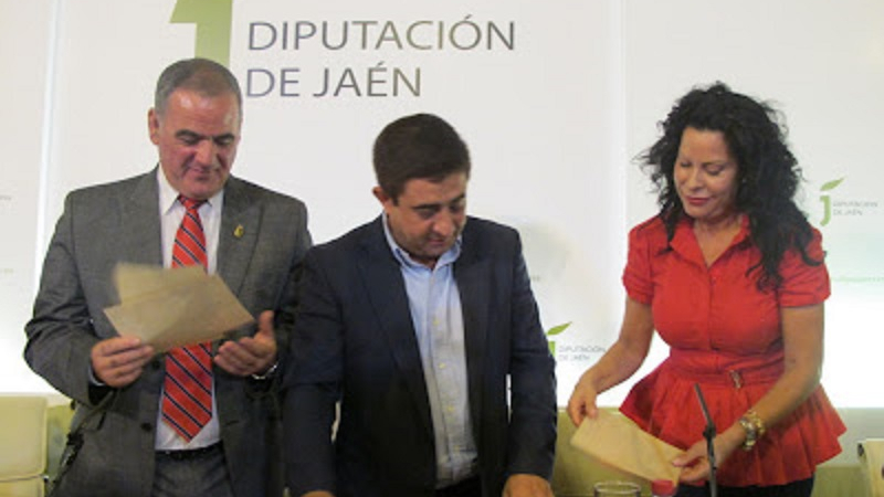 La nuera del poeta junto al presidente de la Diputación, Francisco Reyes