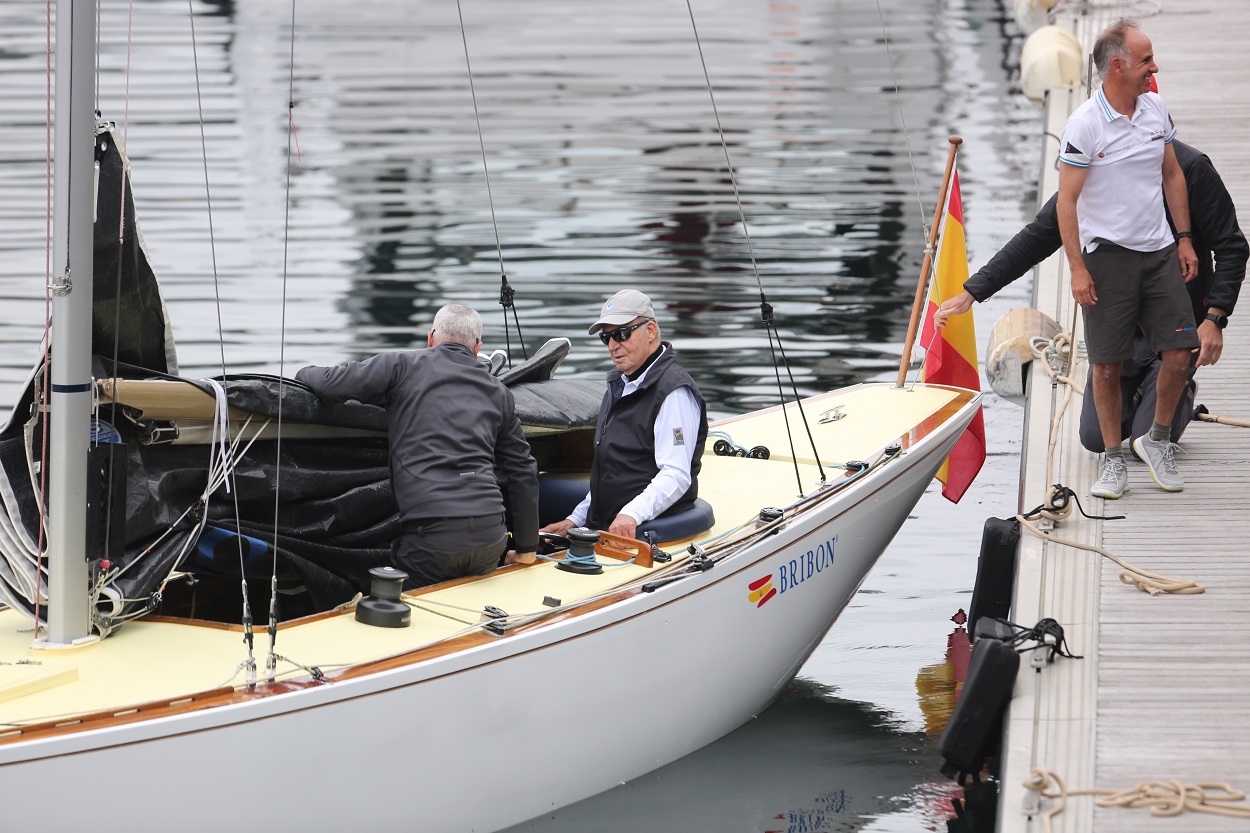 El Rey Juan Carlos embarcando en 'El Bribón' en el Real Club Náutico de Sansenxo, a 20 de abril de 2023, en Sansenxo. EP