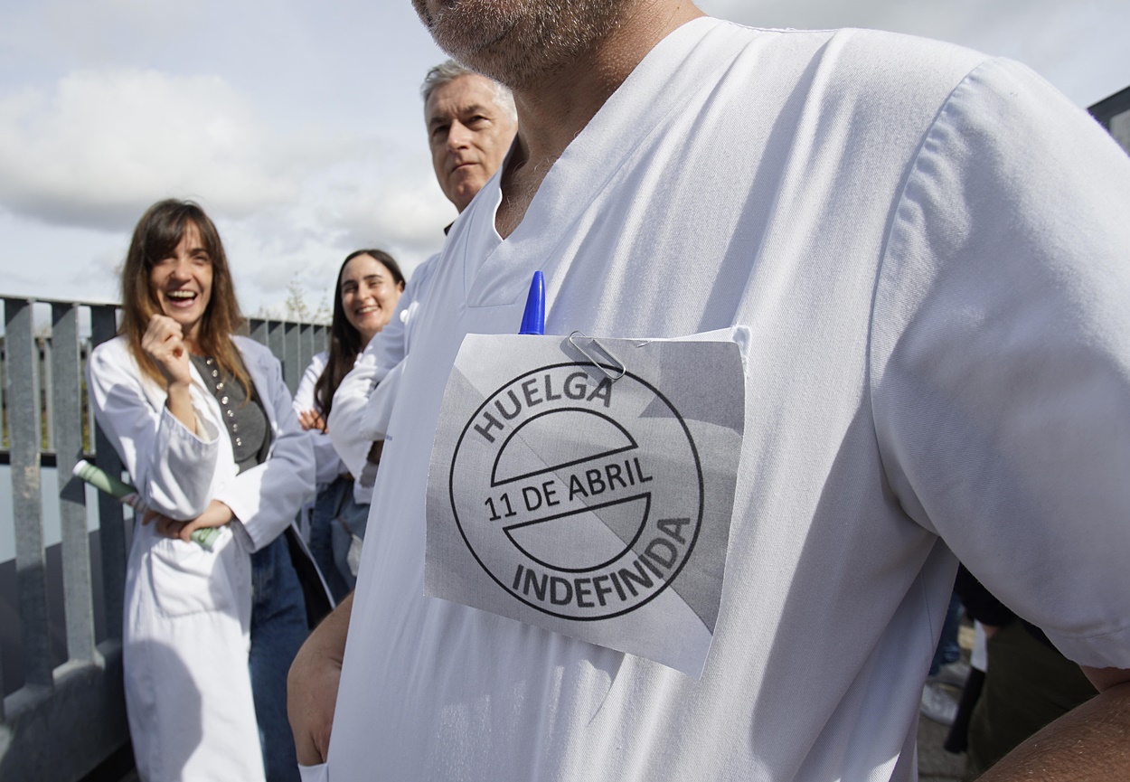 Imagen del primer día de huelga, el pasado 11 de abril, durante la concentración en el Hospital Álvaro Cunqueiro de Vigo (Foto: Europa Press).