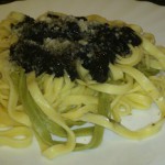 Cintas con salsa de calamar y filetes de lomo adobado