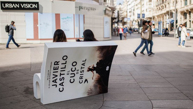 Un banco en forma de libro en la Gran Vía de Madrid. EP.