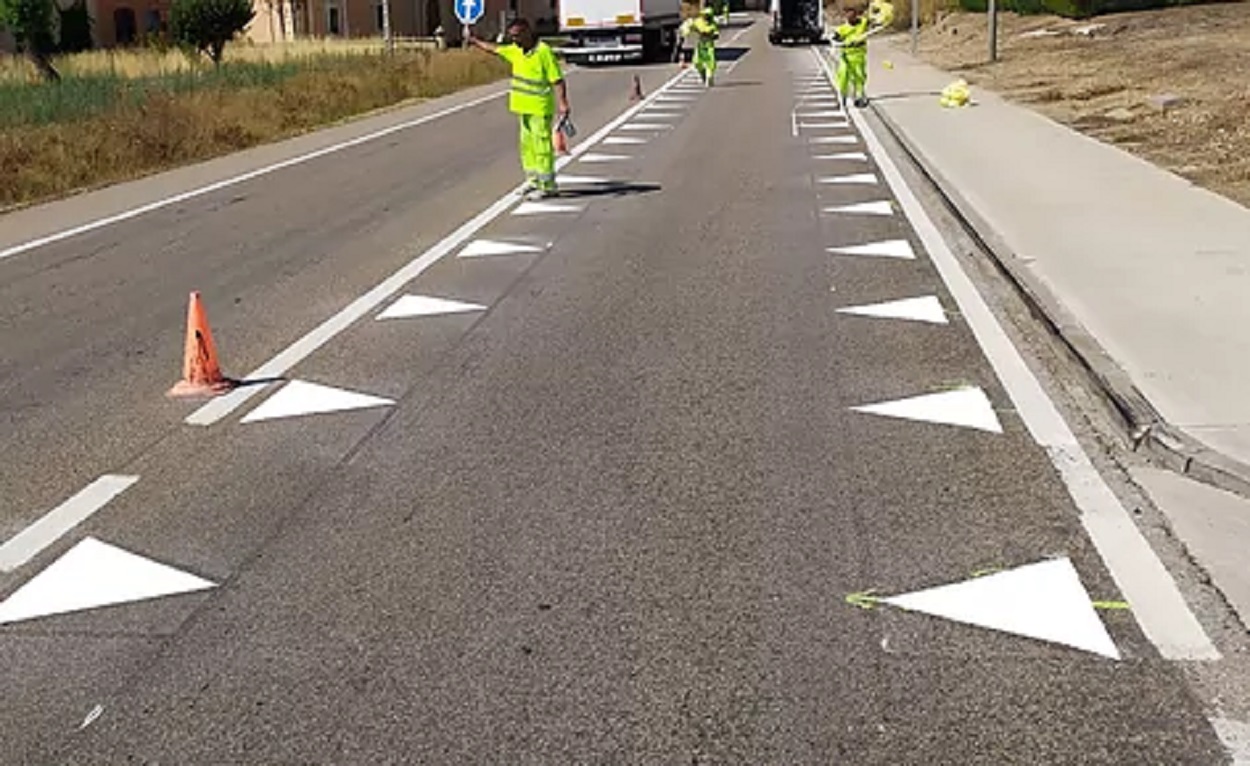 Señalización sobre el asfalto para reducir la velocidad. DGT