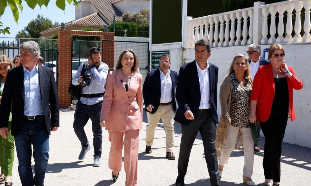 La secretaria general del PP, Cuca Gamarra, junto con el líder del PP de Alicante, Carlos Mazón, en Orihuela. EP.