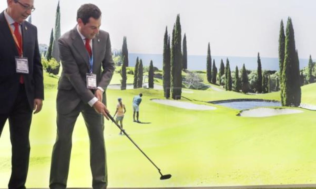 Juanma Moreno Bonilla, presidente de la Junta de Andalucía, jugando al golf. Twitter