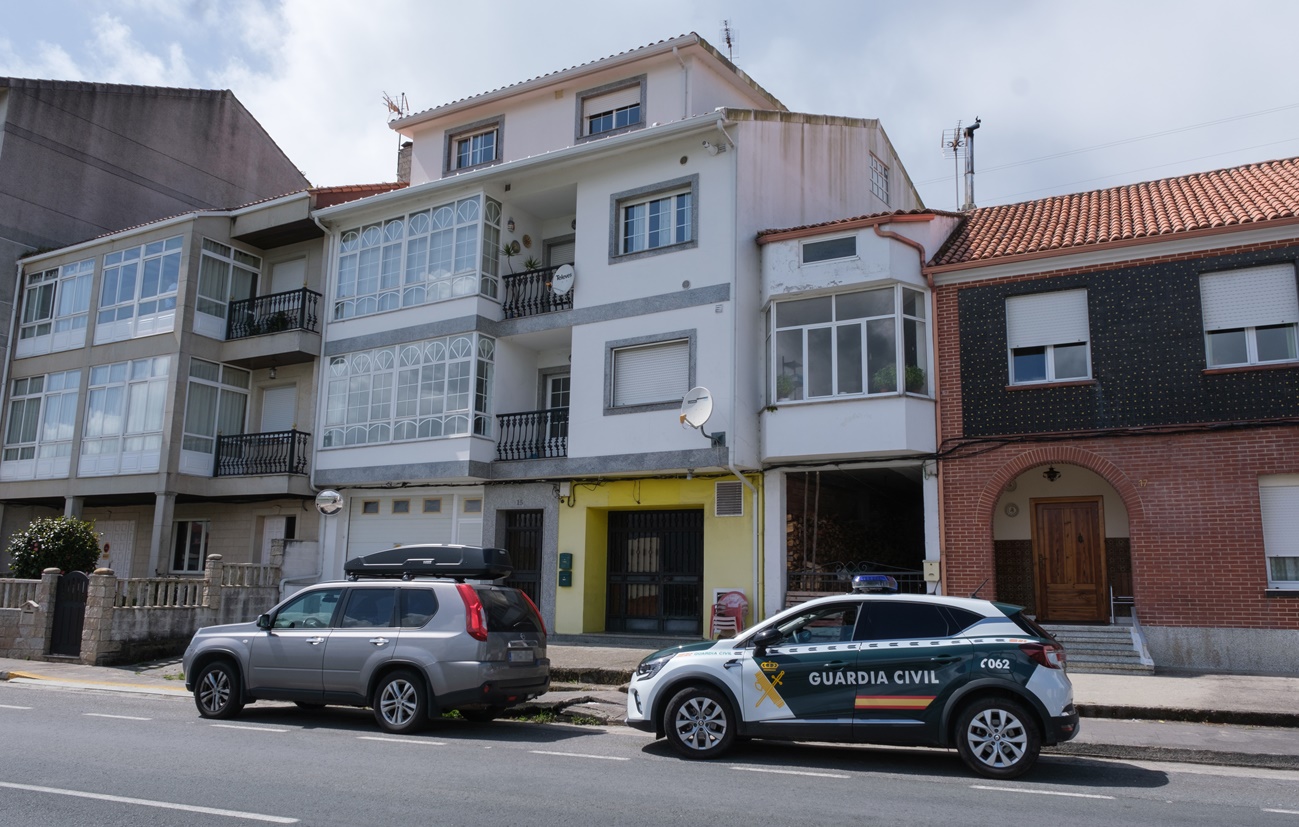 Un coche de la Guardia Civil frente a la vivienda de Esteiro en la que presuntamente un joven de 19 años ha matado a su padre