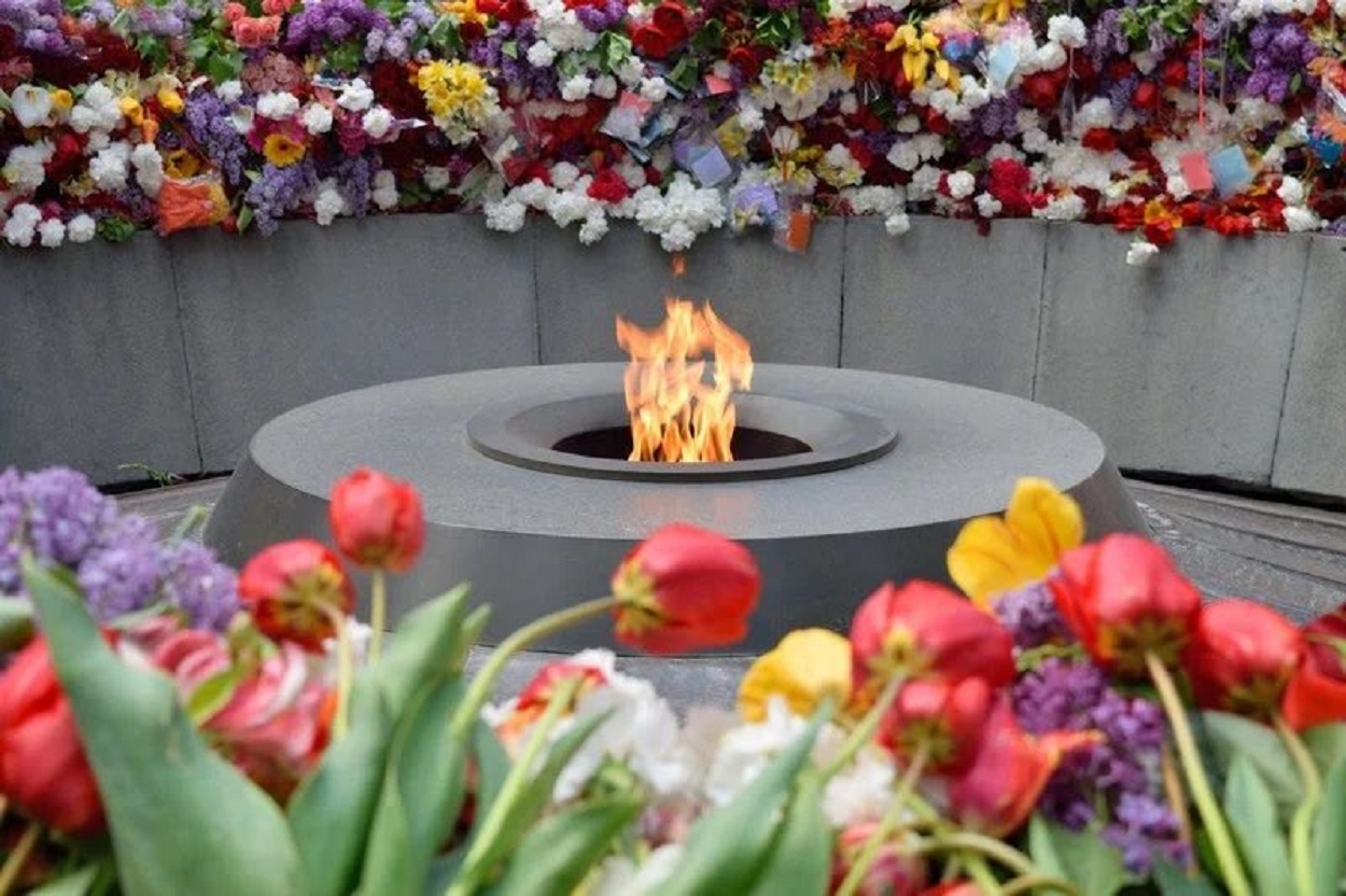 La llama eterna del Tsitsernakaberd, el monumento en memoria de las víctimas del genocidio armenio. Redes.