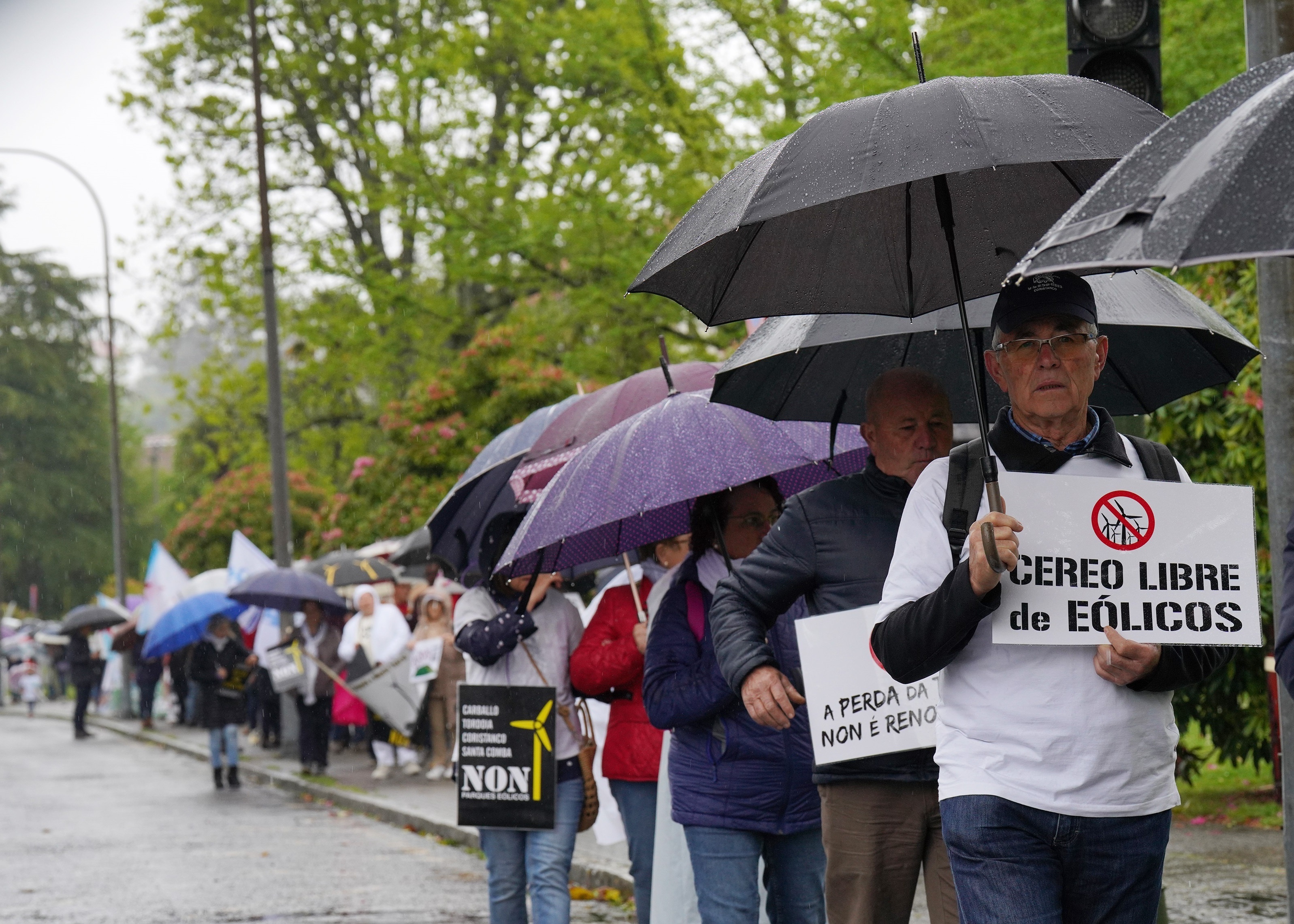 Protesta fruente a los parques eólicos en Santiago de Compostela. (Foto: EP)