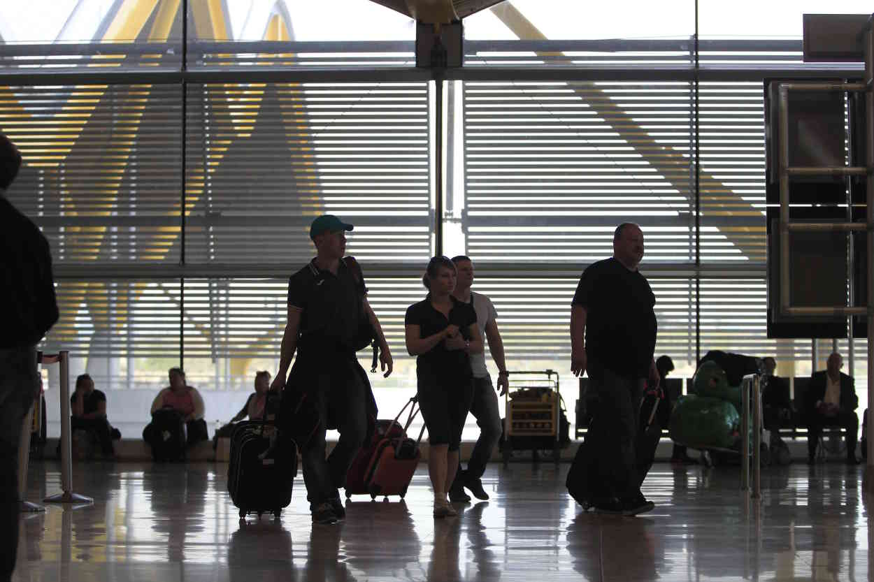 Turistas a su llegada al aeropuerto. EP
