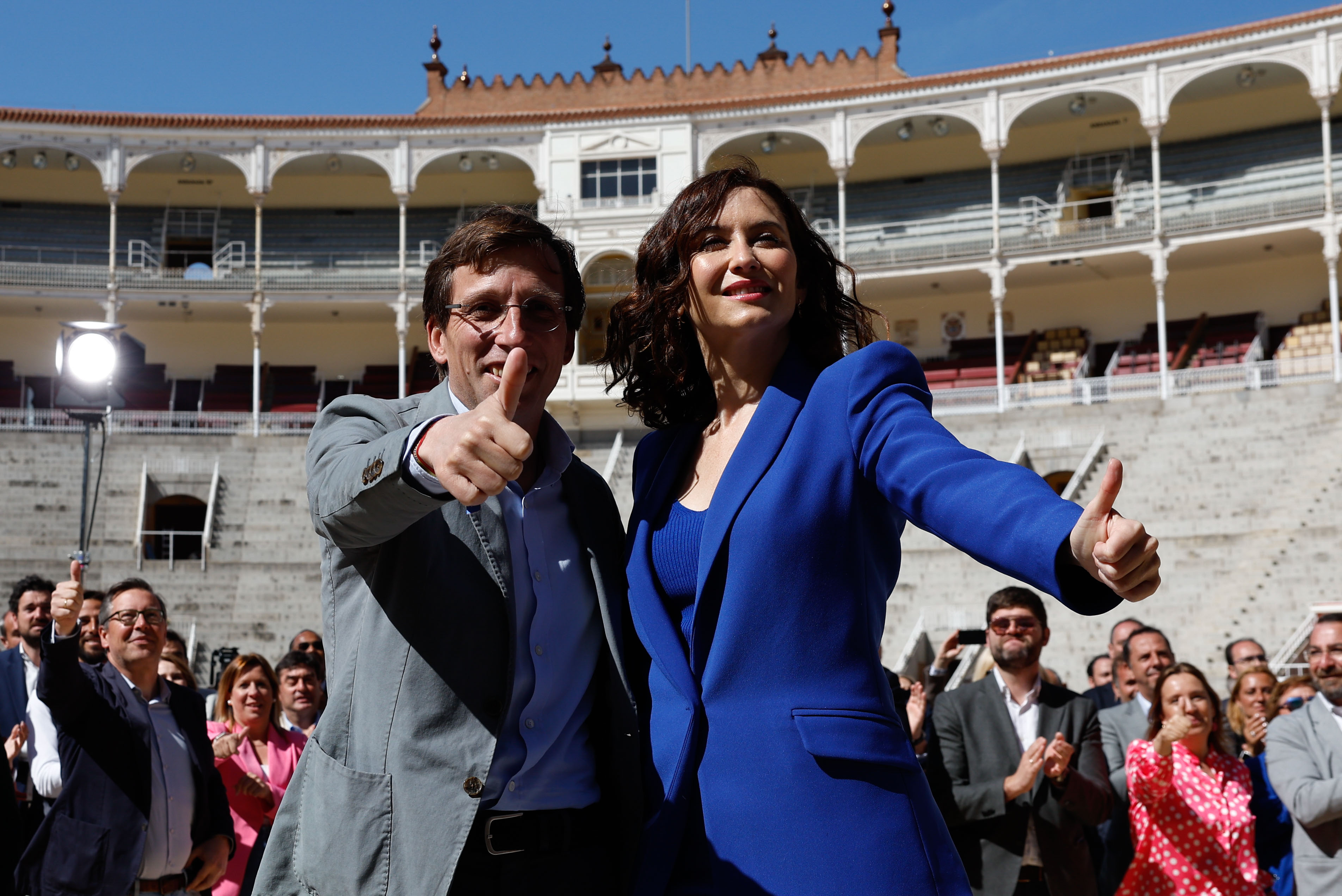 Isabel Díaz Ayuso con sus candidatos en la Plaza de Las Ventas.