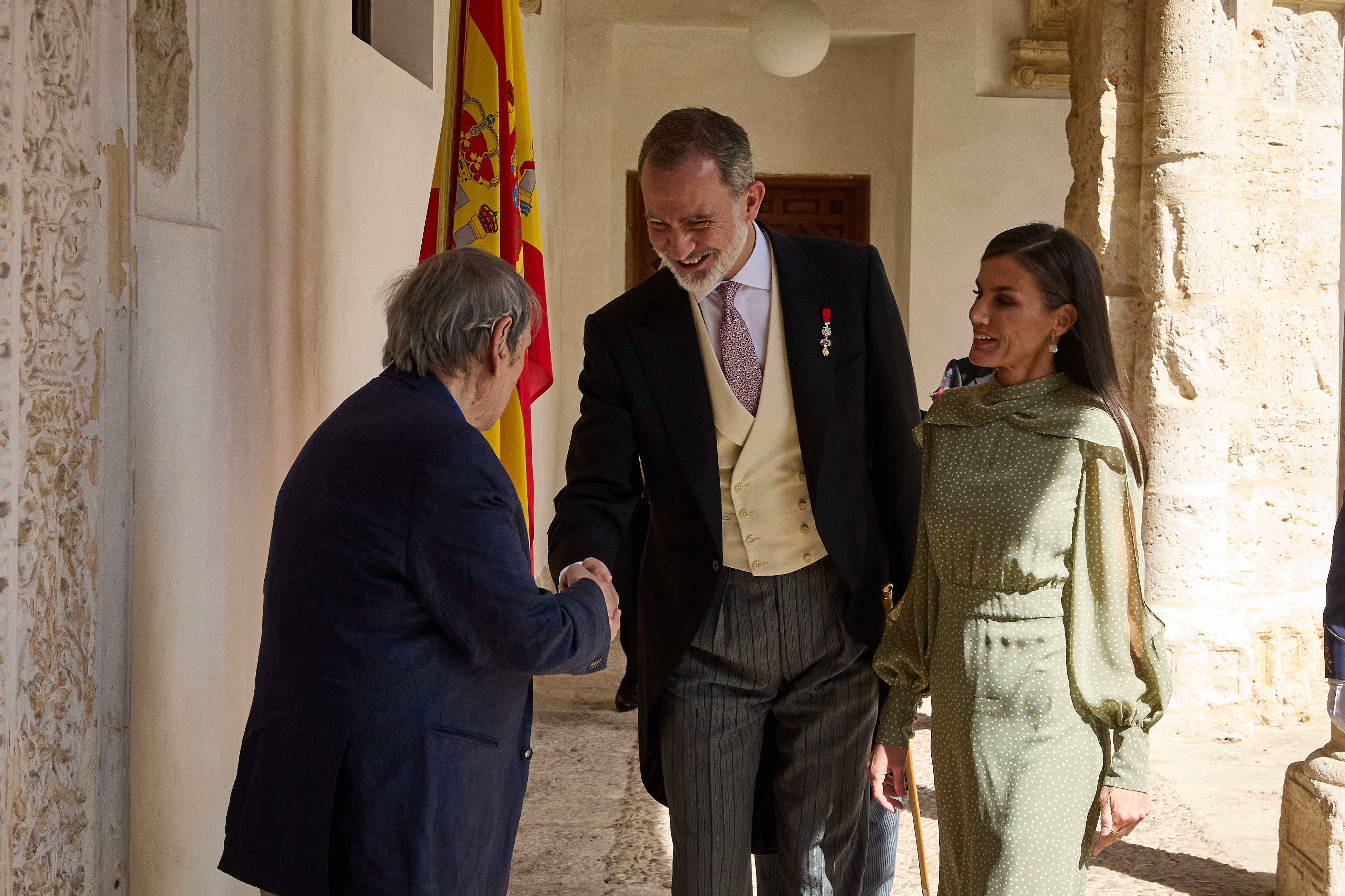 l escritor venezolano Rafael Cadenas, saluda al rey Felipe VI y la reina Letizia, a su llegada al acto de entrega del Premio Cervantes 2022. EP