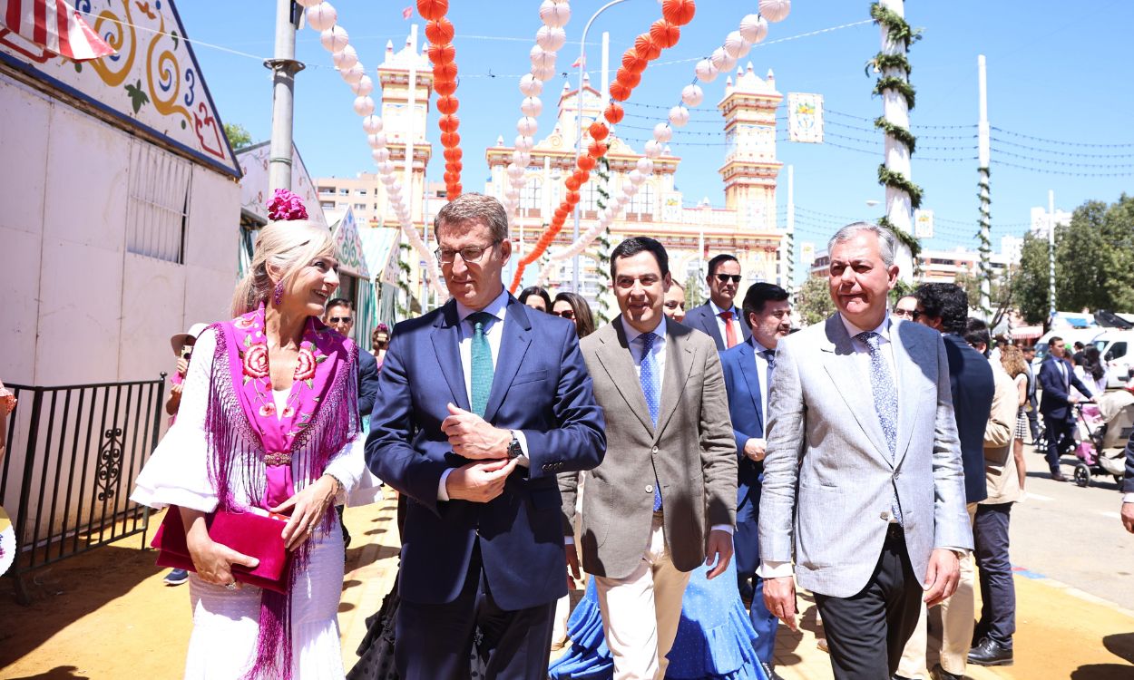 El presidente del PP, Alberto Núñez Feijóo; junto con el presidente de la Junta de Andalucía, Juan Manuel Moreno Bonilla, en la Feria de Abril. EP.