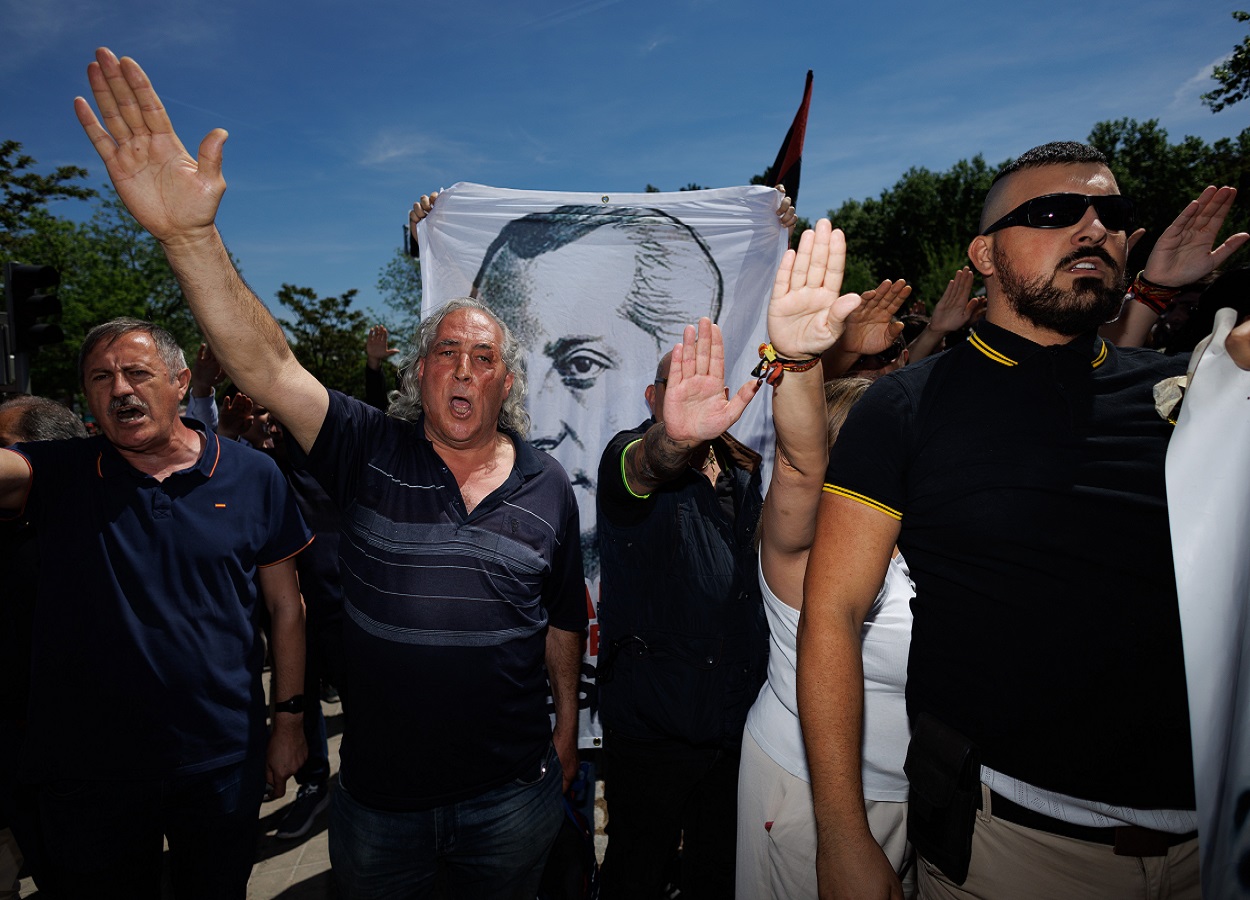 Un grupo de falangistas a la llegada de los restos de Primo de Rivera en San Isidro