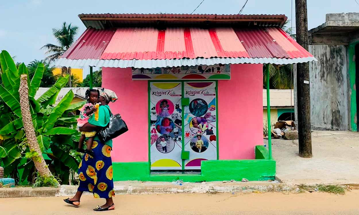 Una calle de Monrovia, capital de Liberia, captada por Claudia Pérez Tavares parav ilustrar su diario de viaje