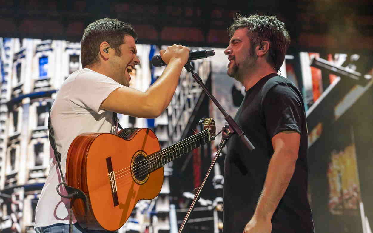 Los Estopa se arrancan a cantar en una caseta de la Feria de Sevilla