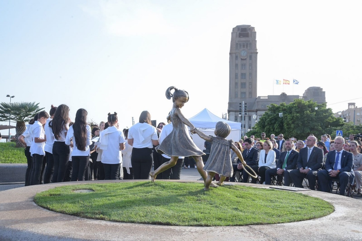 Escultura en memoria de las niñas Anna y Olivia inaugurada en Santa Cruz de Tenerife. EP