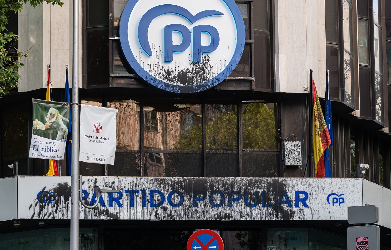 Futuro Vegetal arroja pintura negra contra la sede del PP. EP