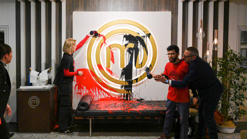Activistas de Futuro Vegetal rocían con pintura roja el restaurante de Masterchef
