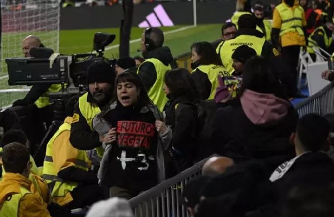 Una activista de Futuro Vegetal en el Santiago Bernabéu