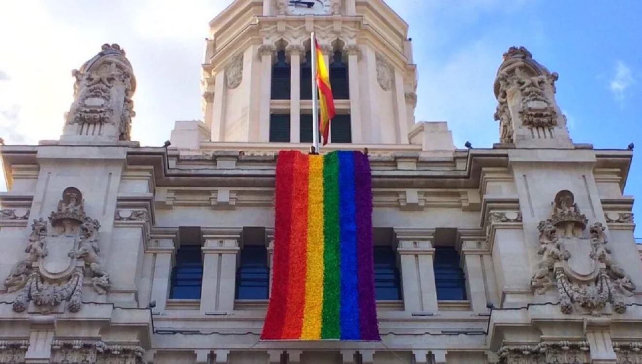 La bandera arcoíris ondea en el Palacio de Telecomunicaciones, sede del Ayuntamiento, durante el WorldPride 2017. Archivo.