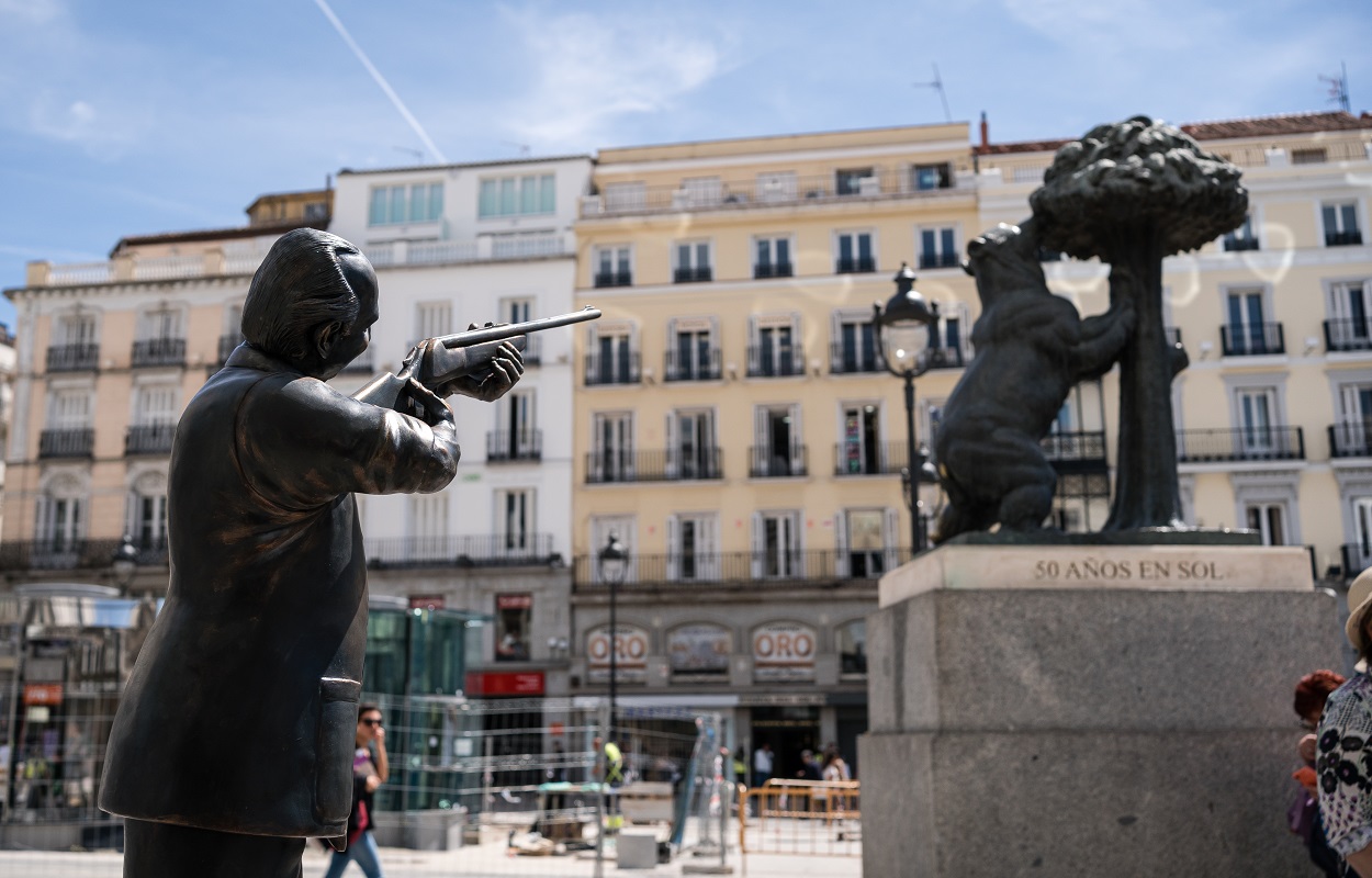 La estatua de Juan Carlos I disparando al oso y el madroño. EP