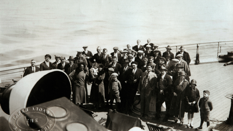 Emigrantes españoles subiéndose a un barco