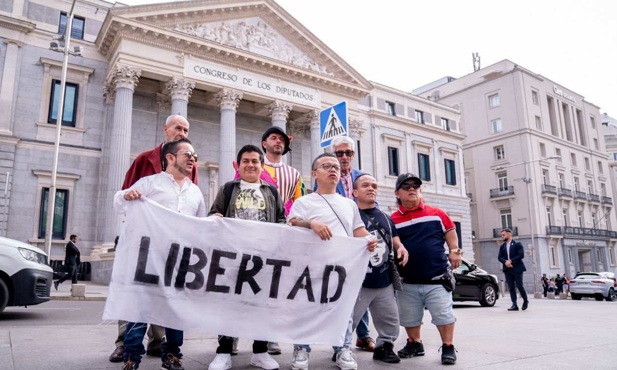 Un grupo de 'bomberos toreros' protesta frente a las puertas del Congreso de los Diputados. EP.