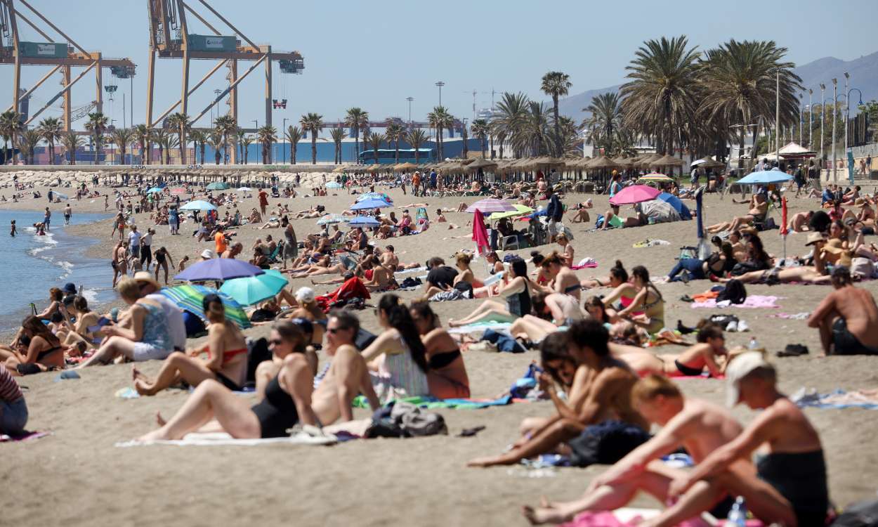 Cientos de personas en la playa de La Malagueta. EP