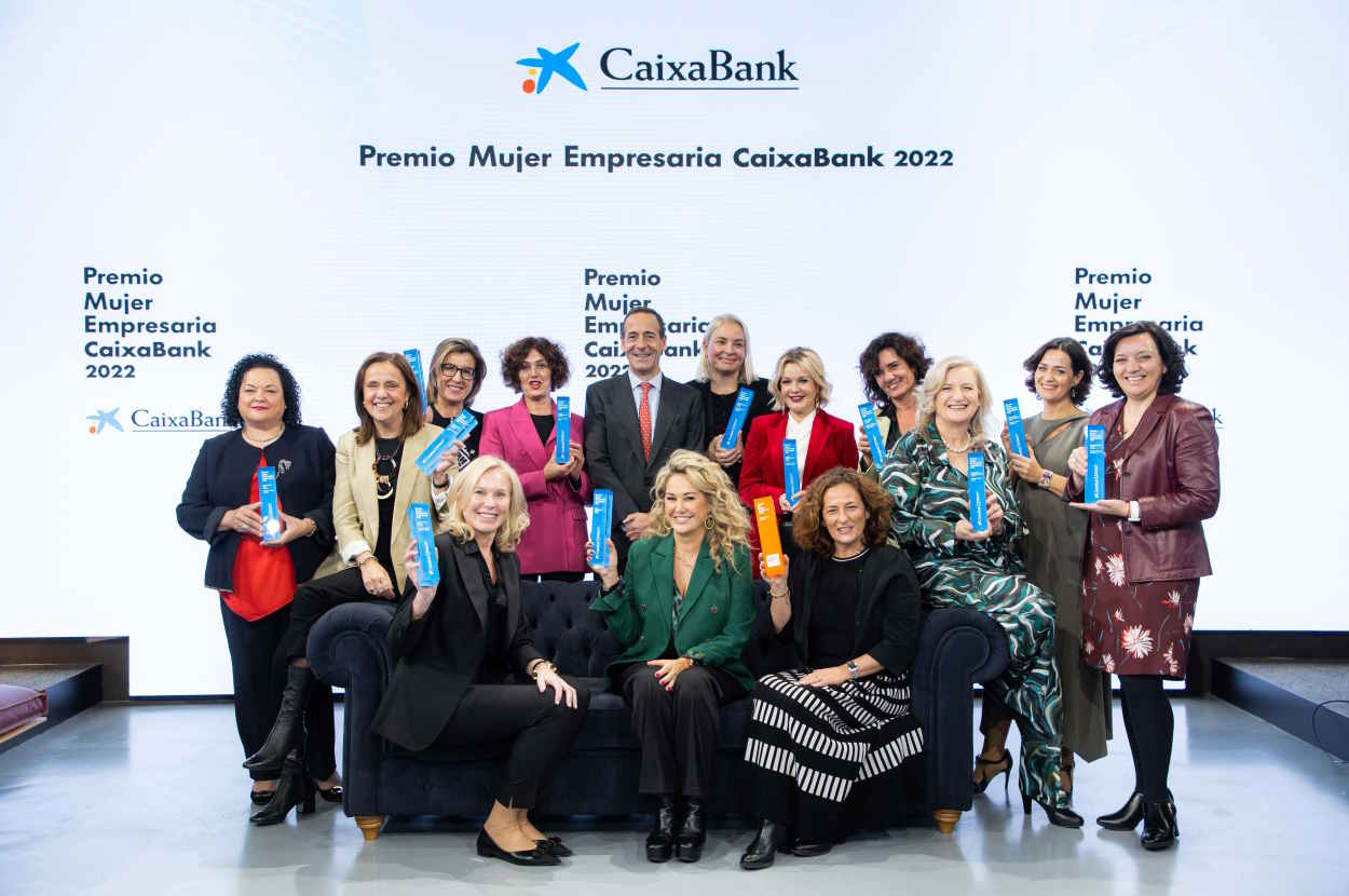 Gonzalo Gortázar, consejero delegado de CaixaBank, con las ganadoras de los Premios Mujer Empresaria 2022