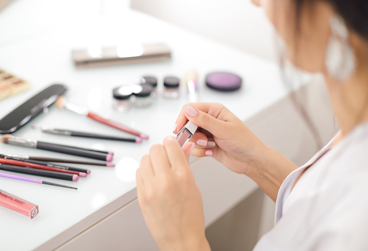 Sanidad retira un lote de cosméticos por contener sustancias peligrosas
