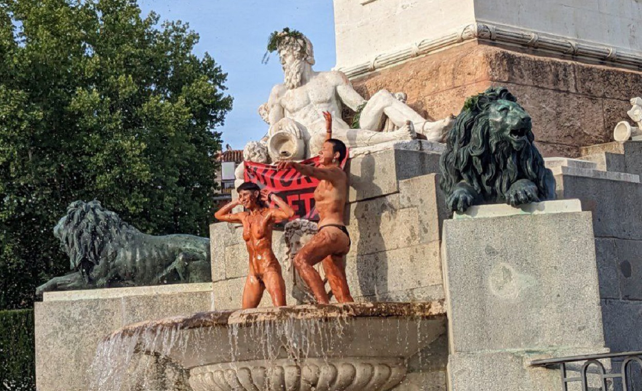 Dos activistas se bañan completamente desnudas frente al Palacio Real. EP