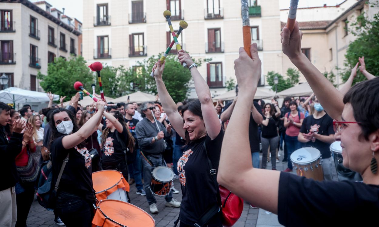 Vecinos bailan en la plaza de San Ildefonso del barrio de Malasaña con motivo de las Fiestas del 2 de mayo. EP