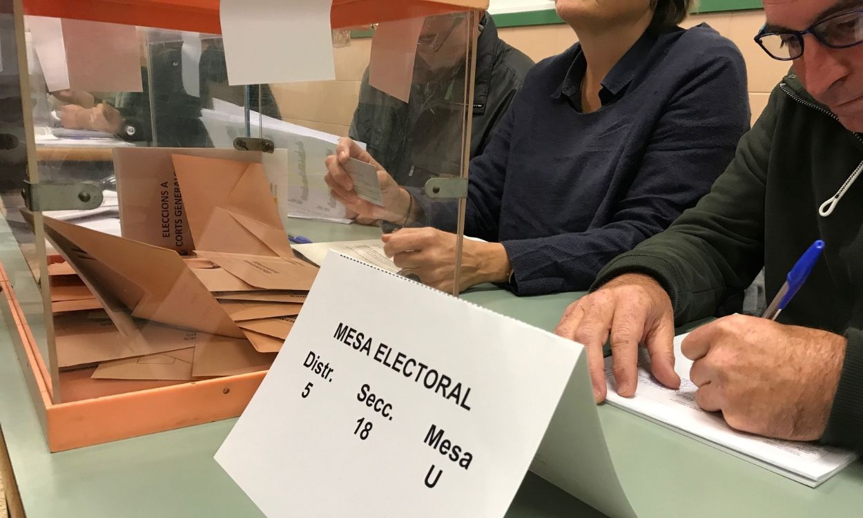 Mesa electoral durante las elecciones generales de noviembre de 2019. EP
