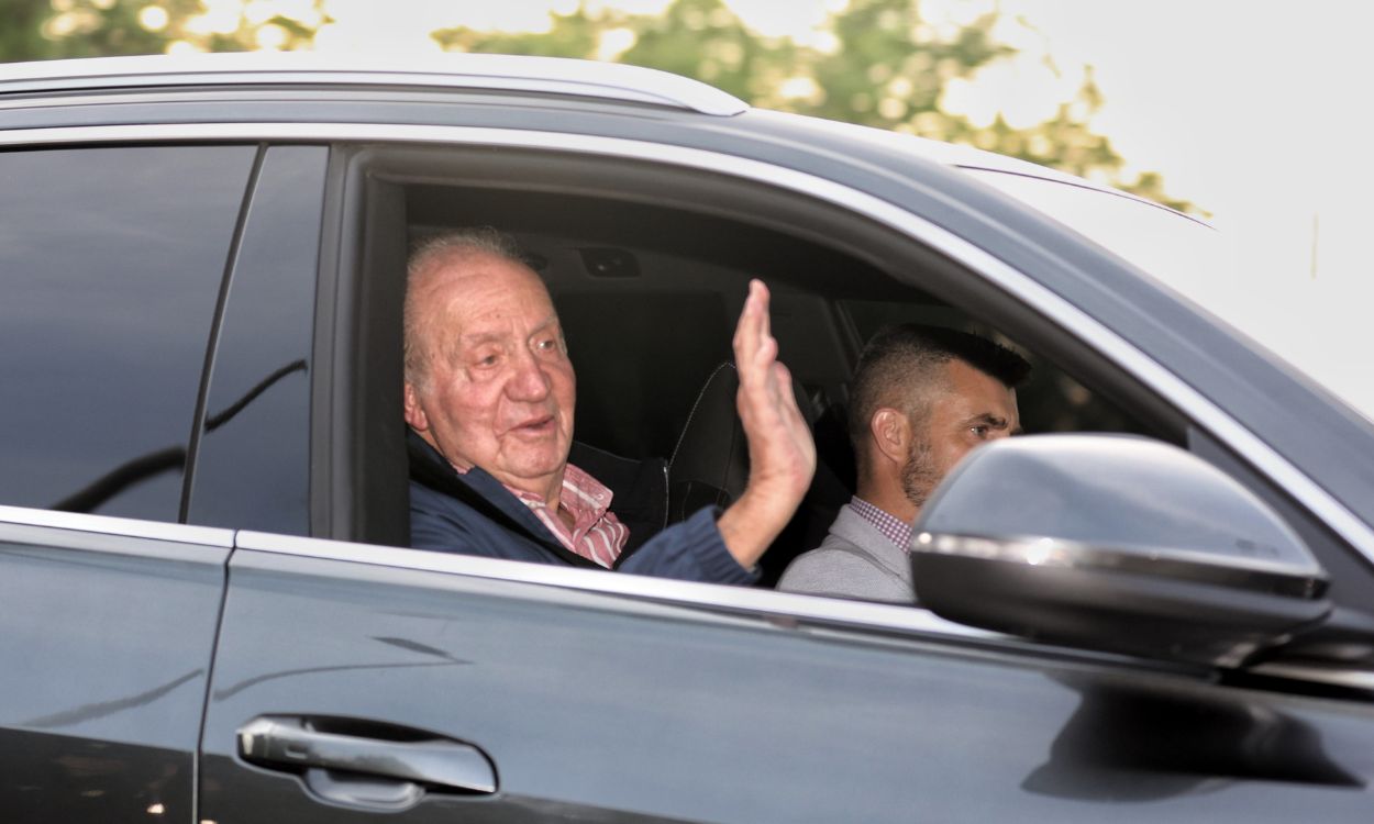 El Rey emérito Juan Carlos I a su salida de Madrid con dirección Abu Dabi tras su visita a España, a 23 de mayo de 2022, en Madrid (España).