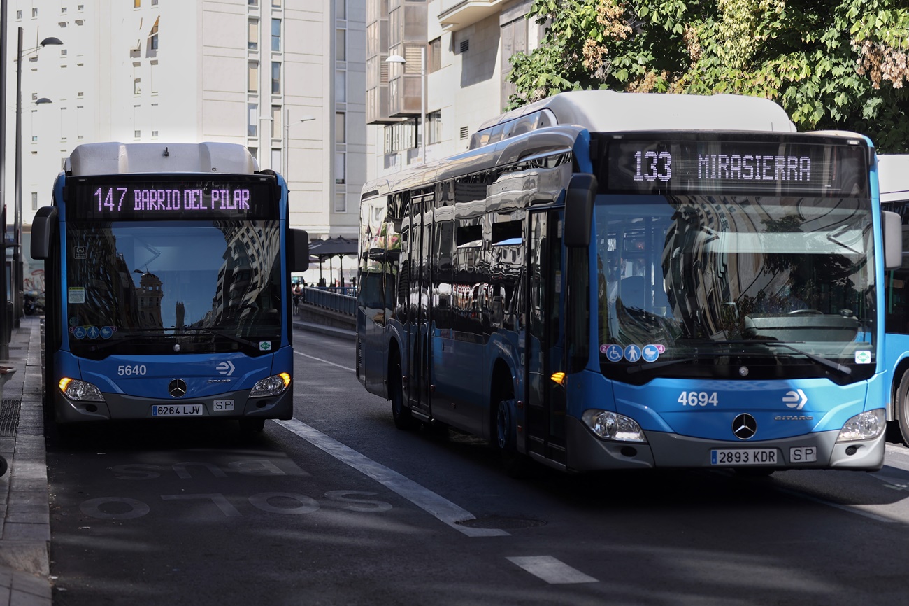 Dos autobuses de las líneas 147 y 133 de la Empresa Municipal de Transportes madrileña, EMT. (Foto: Eduardo Parra EP)