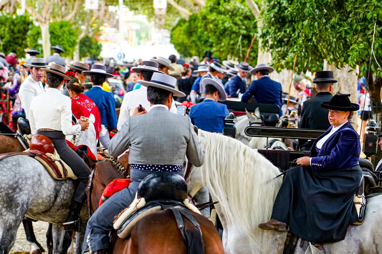 Caballistas el viernes por el real de la Feria de Abril. EP.