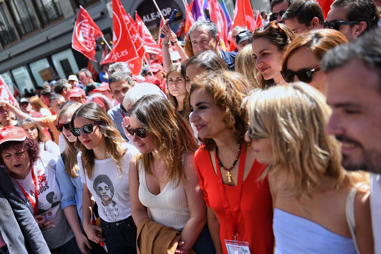 (I-D) La ministra de Igualdad, Irene Montero; la portavoz de Podemos y candidata a la Presidencia de la Comunidad de Madrid, Alejandra Jacinto; la ministra de Hacienda y Función Pública, María Jesús Montero; la vicepresidenta y ministra de Trabajo y Economía Social, Yolanda Díaz, y el ministro de Consumo, Alberto Garzón, durante la marcha por el Día Internacional de los Trabajadores. EP.