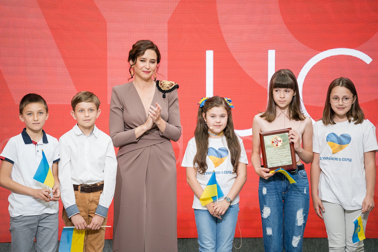 La presidenta de la Comunidad y candidata del PP a la reelección, Isabel Díaz Ayuso, posa con niños ucranianos escolarizados en Madrid. EP.