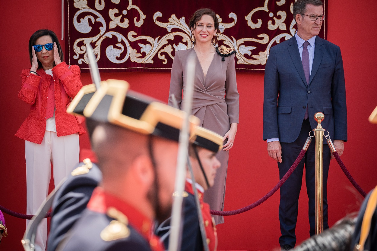 La ministra de Defensa, Margarita Robles; la presidenta de la Comunidad y candidata del PP a la reelección, Isabel Díaz Ayuso, y el presidente del Partido Popular, Alberto Núñez Feijóo. EP.