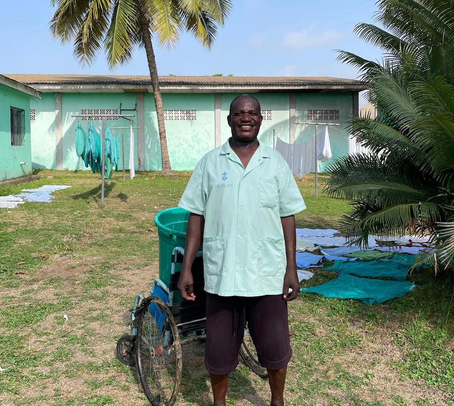 Foto tomada por Claudia Pérez Tavares en la Misión Monrovia 2023   Un trabajador del hospital posa alegremente y dice que así viajará a España