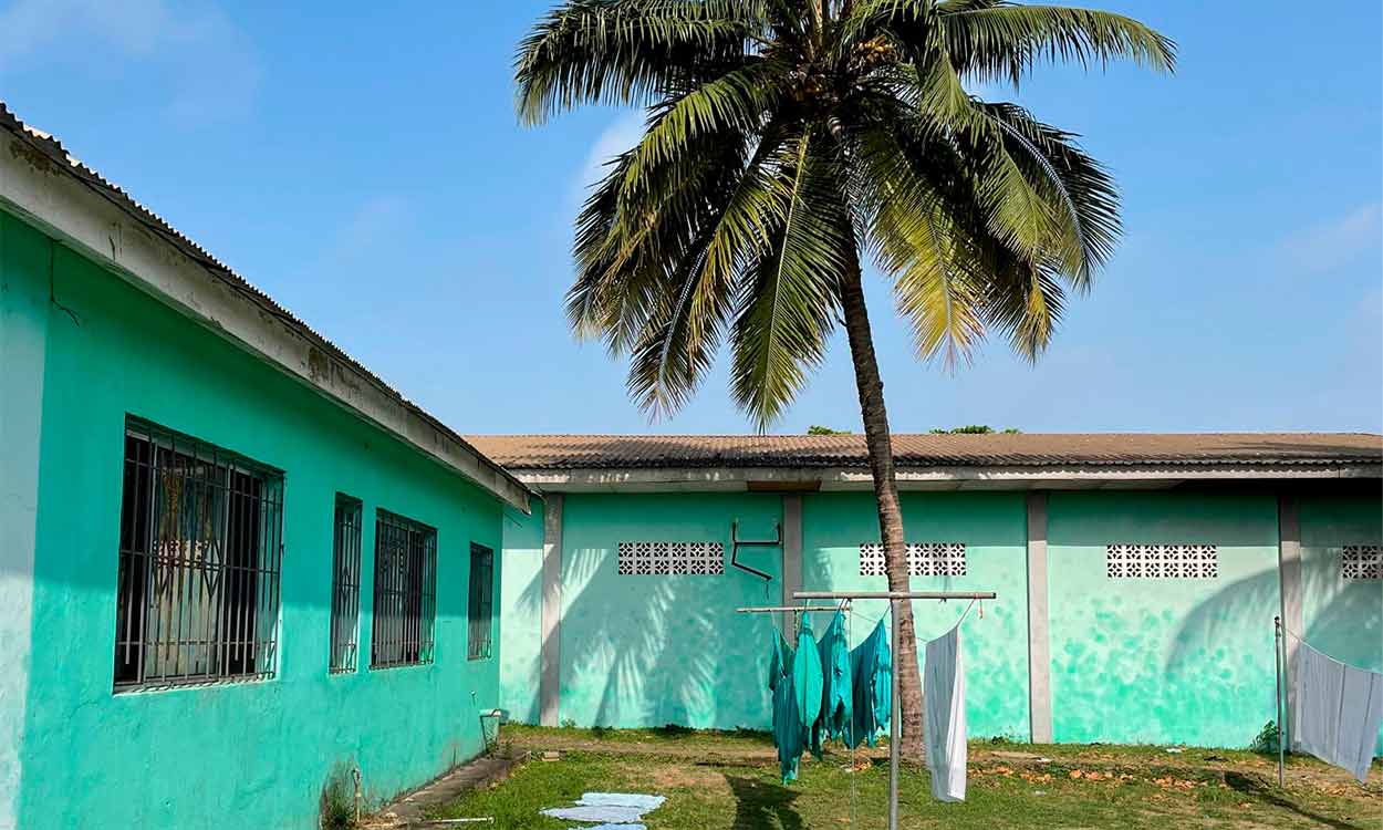 Sábanas del hospital Saint Joseph de Monrovia (Liberia) tendidas al sol. Foto de Claudia Pérez Tavares 