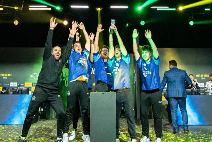 Movistar Riders levanta el trofeo de la ESL Challenger al cielo de Melbourne