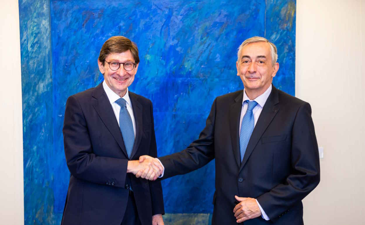 José Ignacio Goirigolzarri, presidente de CaixaBank, y el director general de Funcas, Carlos Ocaña, firman el acuerdo de renovación