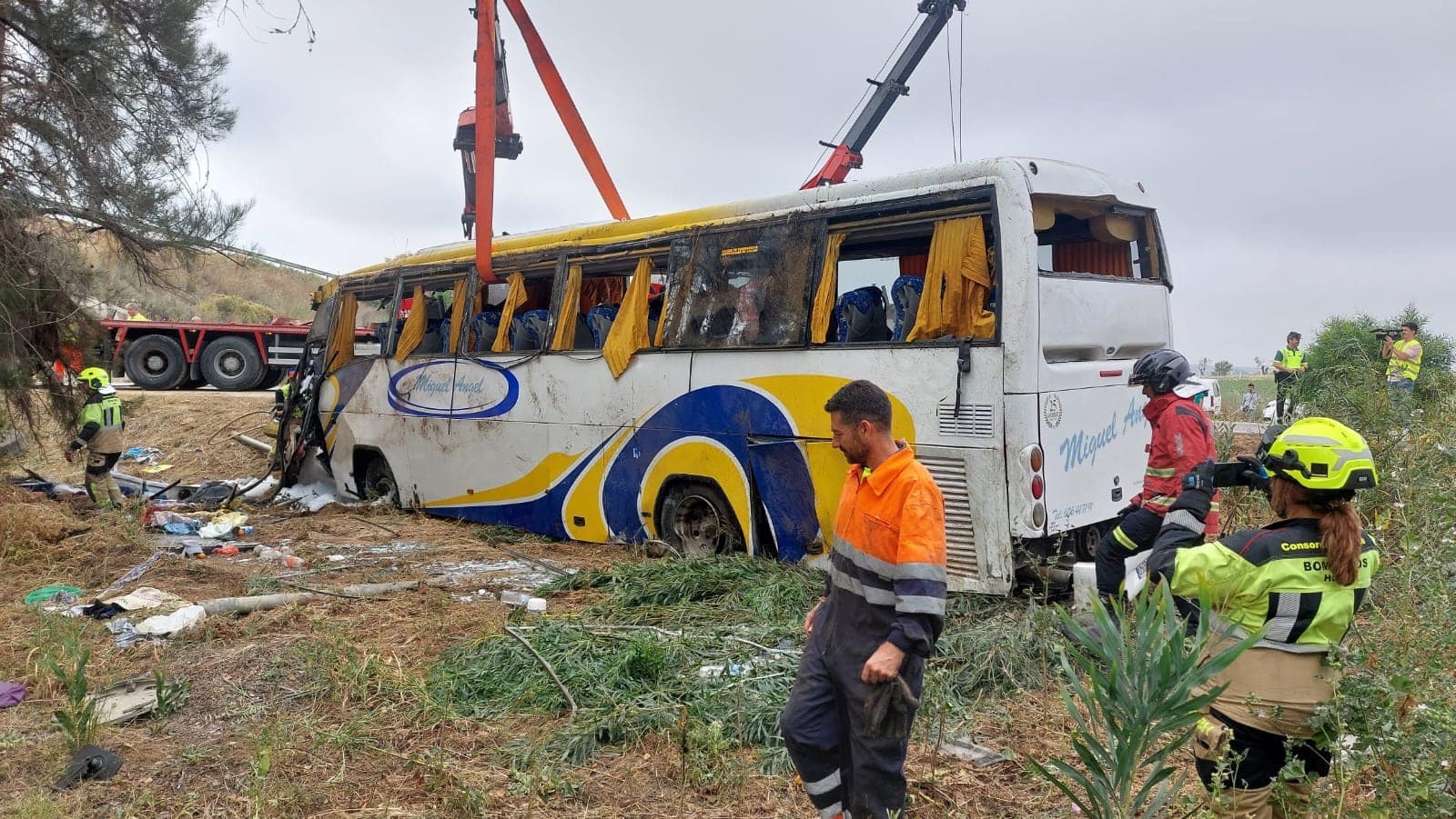 Imagen del autobús siniestrado este pasado lunes cuando se dirigía a una plantación de frutos rojos de Almonte (Huelva). EP