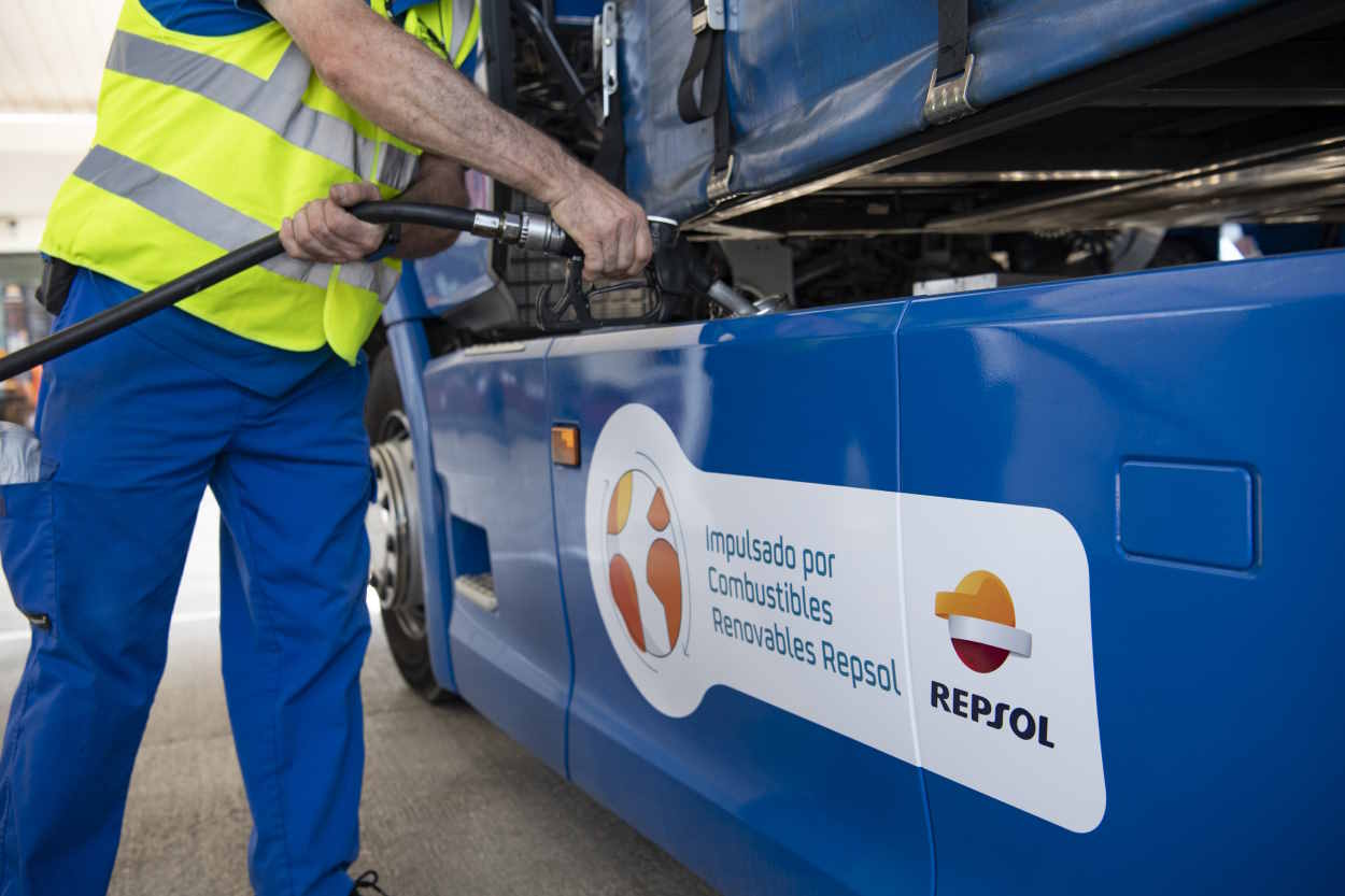 Un trabajador reposta combustible renovable de Repsol