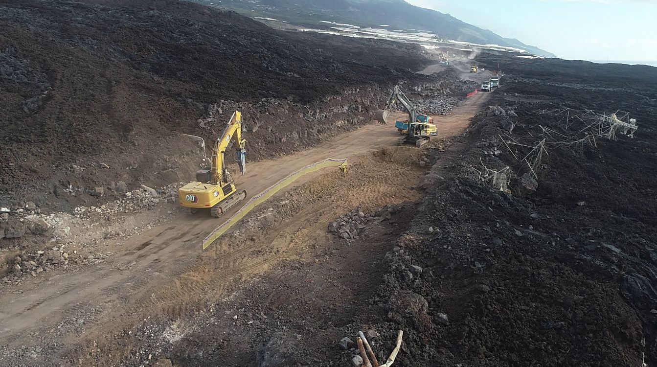 Dragados construyó la carretera que permitió reconectar la zona asolada por el volcán de La Palma con el resto de la isla, todo un reto ya que trabajaron sobre un terreno que llegó a registrar temperaturas superiores a los 350 grados